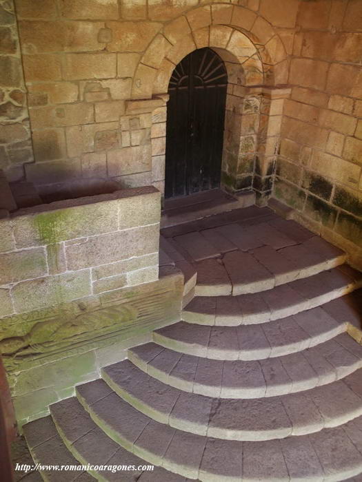 ACCESO AL TEMPLO DESDE EL CLAUSTRO